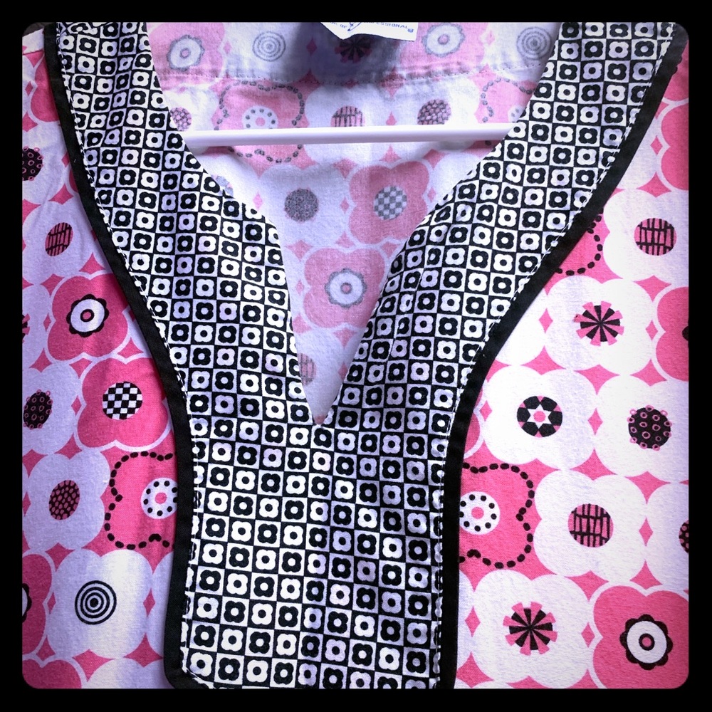 Landau scrub top